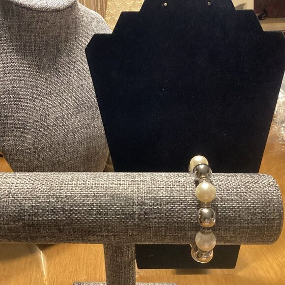 Silvertone and Faux Pearl Stretch Bracelet - Picture 4 of 4